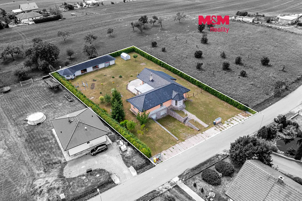 Prodej rodinného domu 280 m², pozemek 2645 m²