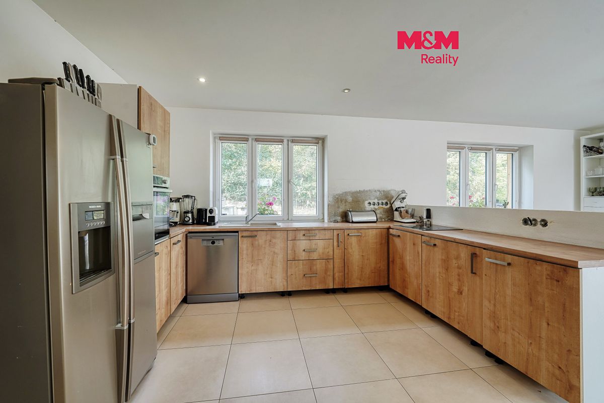 Prodej rodinného domu 280 m², pozemek 1025 m²