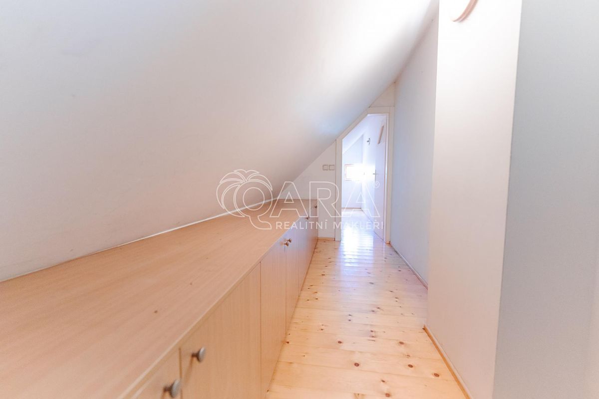 Prodej rodinného domu 238 m², pozemek 791 m² – fotografie 3