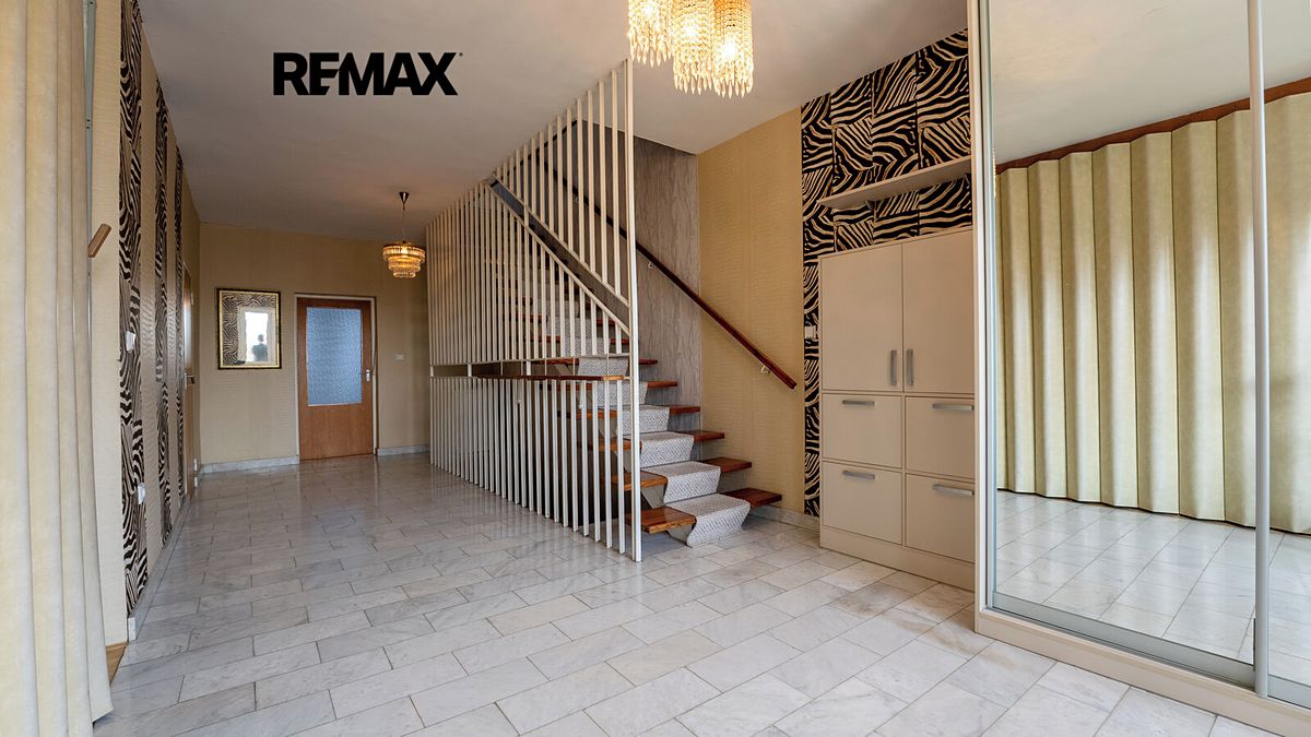 Prodej rodinného domu 284 m², pozemek 514 m² – fotografie 3