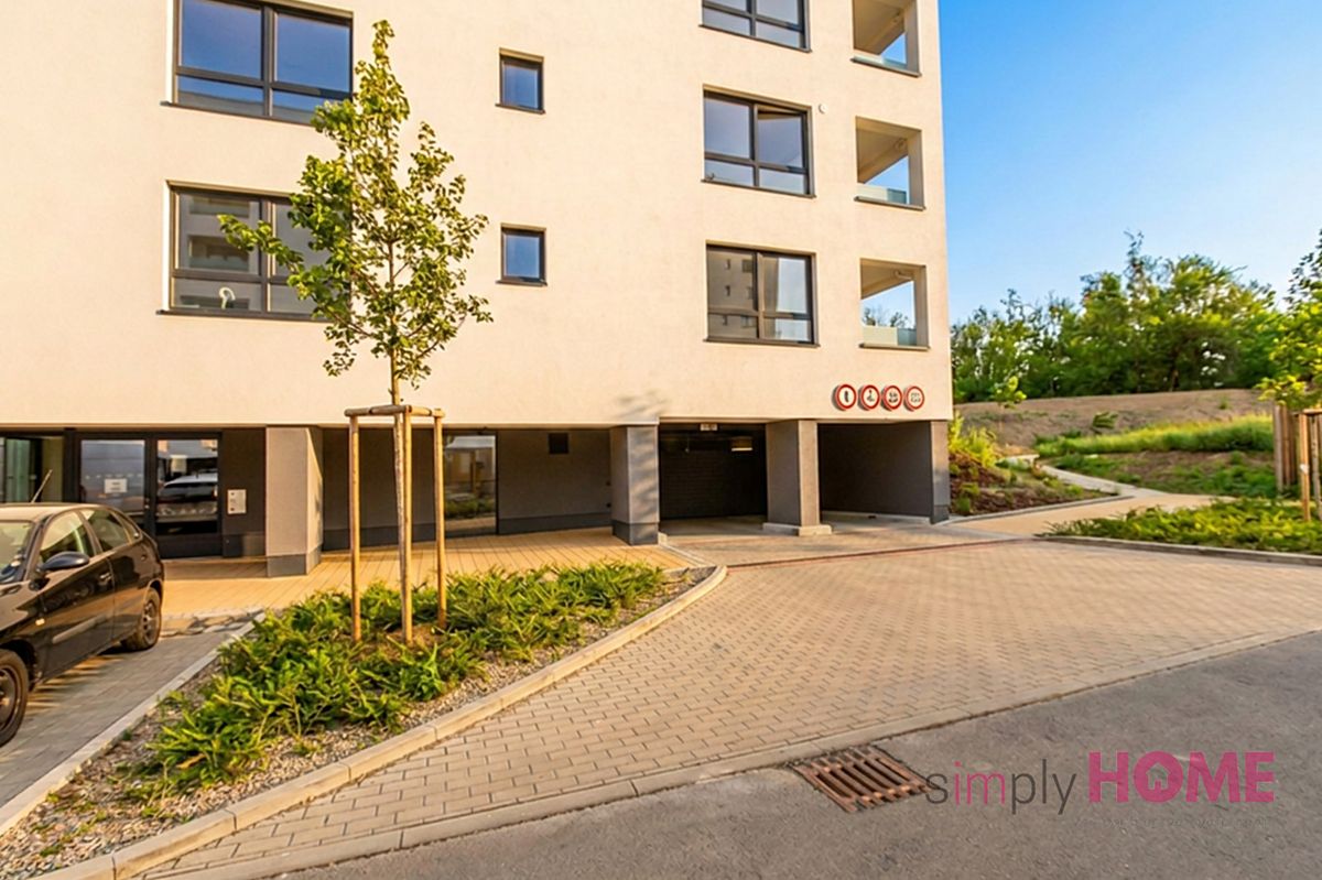 Pronájem garážového stání 13 m² – fotografie 2