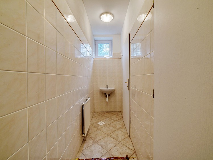 Комерційне приміщення на продаж, 899 м² (62 з 100)