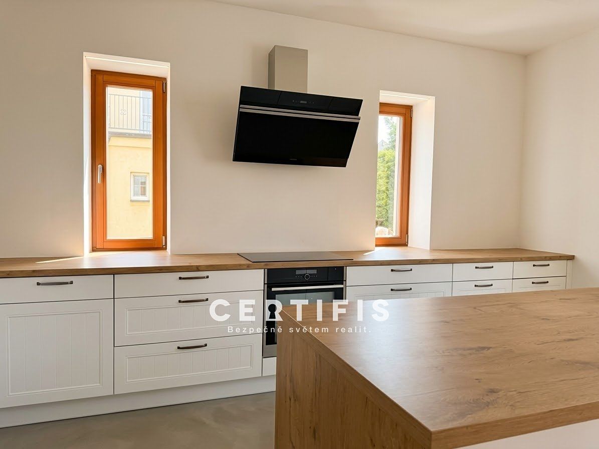 Pronájem rodinného domu 278 m², pozemek 529 m² – fotografie 2