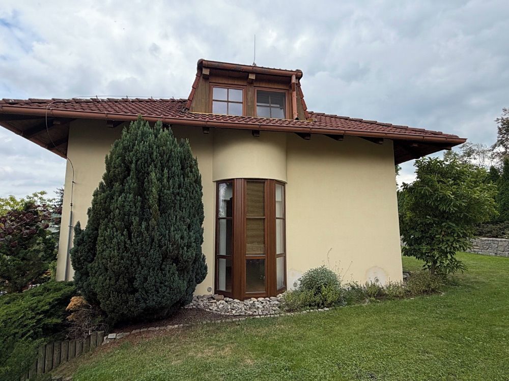 Prodej rodinného domu 215 m², pozemek 746 m² – fotografie 2