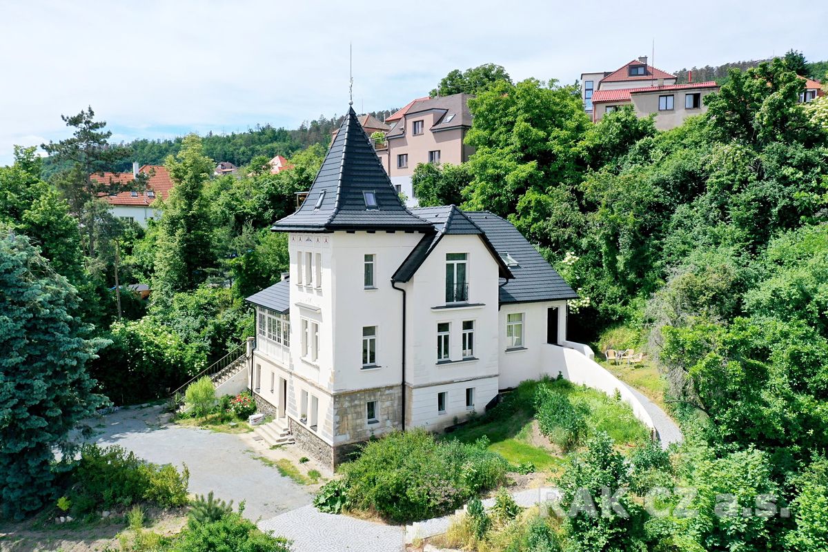 Prodej vily 338 m², pozemek 1200 m²
