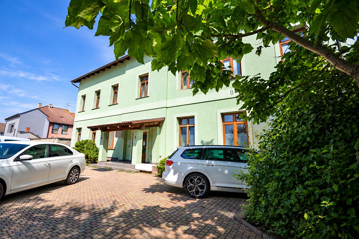 Prodej vícegeneračního domu 783 m², pozemek 1050 m² – fotografie 2