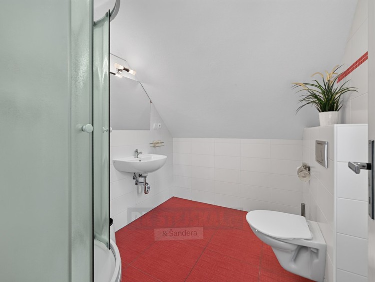 Комерційне приміщення на продаж, 1 750 м² (27 з 32)