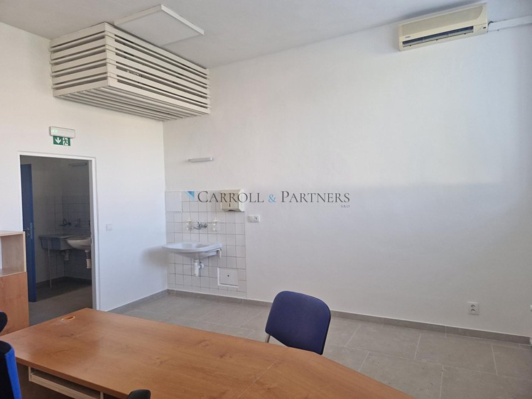 Pronájem komerčního prostoru, 75 m² (2 z 18)