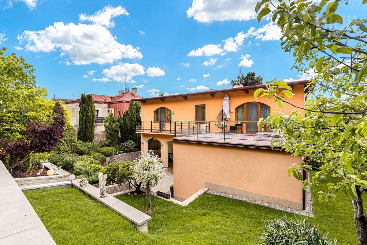 Prodej vily 350 m², pozemek 1033 m²