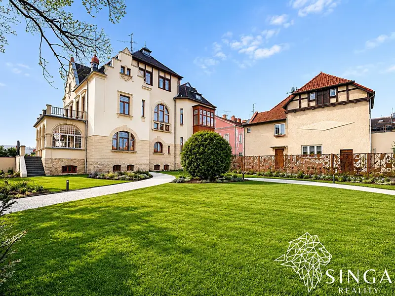 Prodej vily 900 m², pozemek 2018 m², Krnov – náhled fotky 1