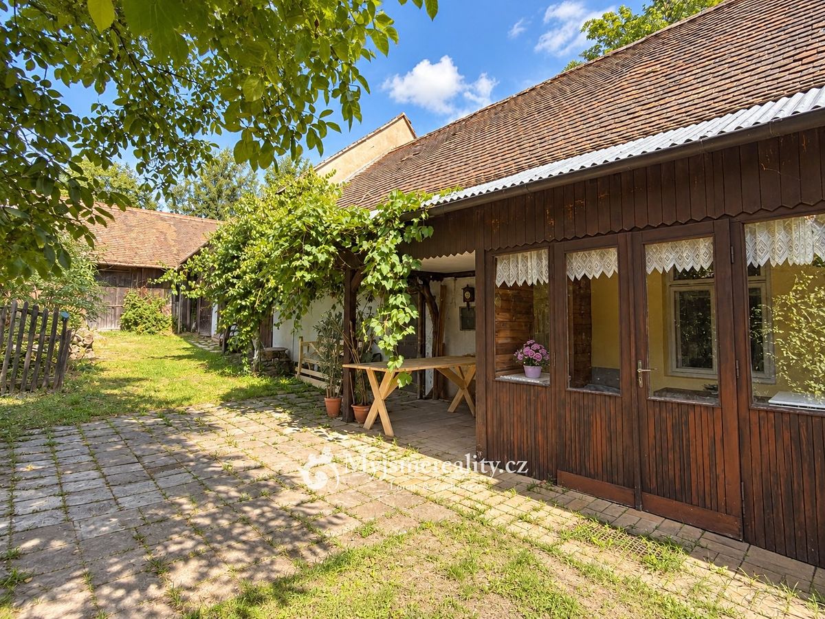 Prodej rodinného domu 208 m², pozemek 1950 m²