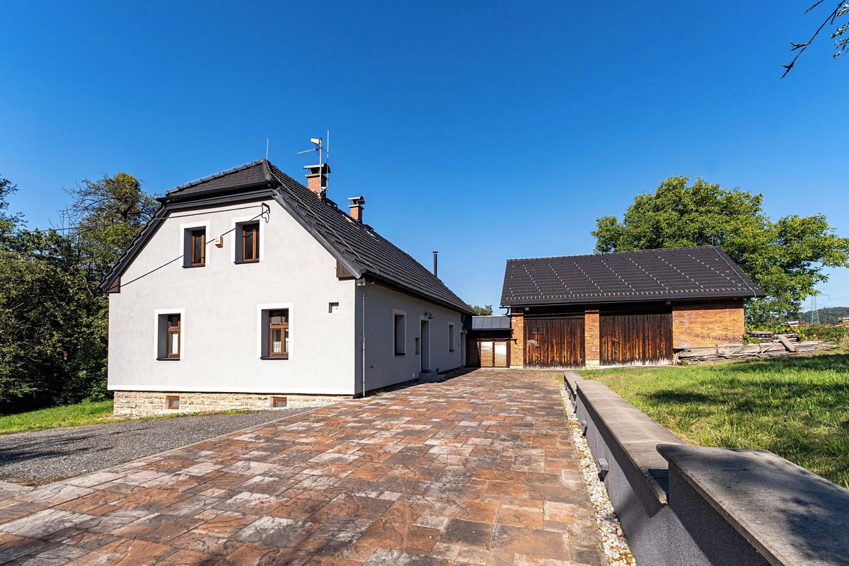 Prodej rodinného domu 286 m², pozemek 65941 m²