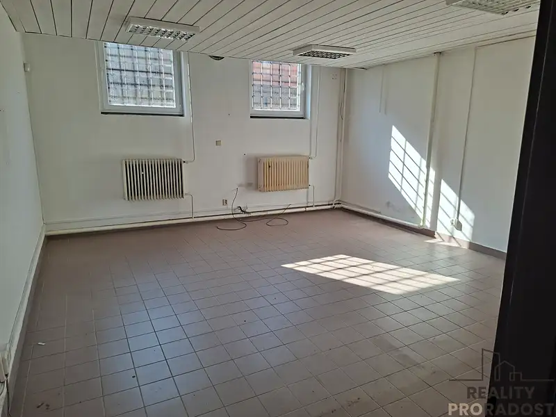 Pronájem kanceláře 50 m², Slaný – náhled fotky 1