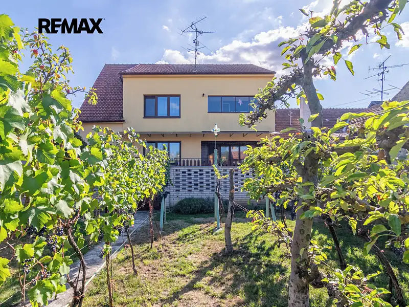 Prodej rodinného domu 225 m², pozemek 780 m², Tvrdonice – náhled fotky 2