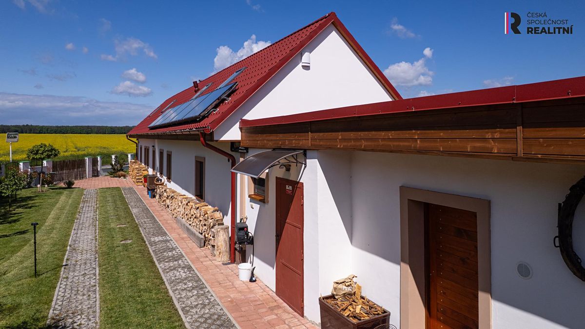 Prodej rodinného domu 212 m², pozemek 869 m² – fotografie 2