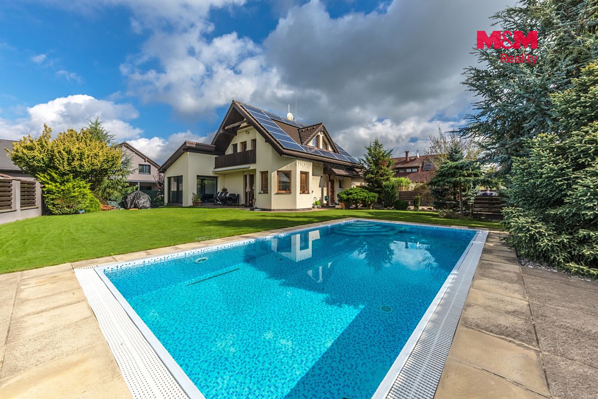 Prodej rodinného domu 174 m², pozemek 717 m² – fotografie 2