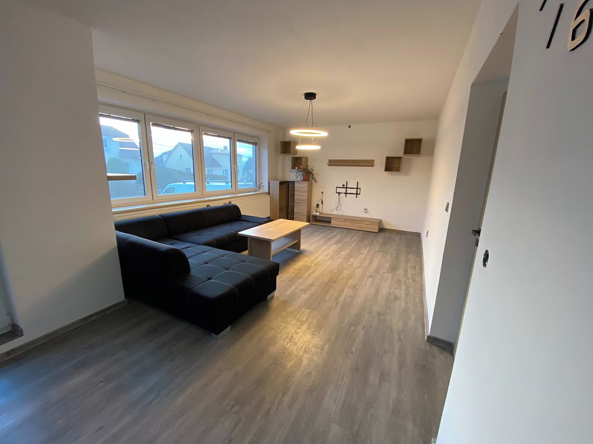 Pronájem rodinného domu 144 m², pozemek 677 m² – fotografie 2
