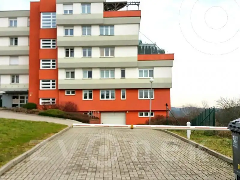 Pronájem garážového stání 18 m², Zlín – náhled fotky 2