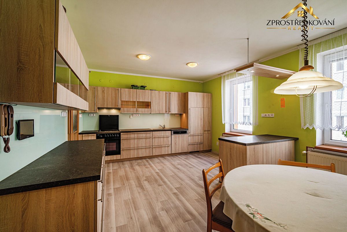 Prodej rodinného domu 259 m², pozemek 605 m² – fotografie 2