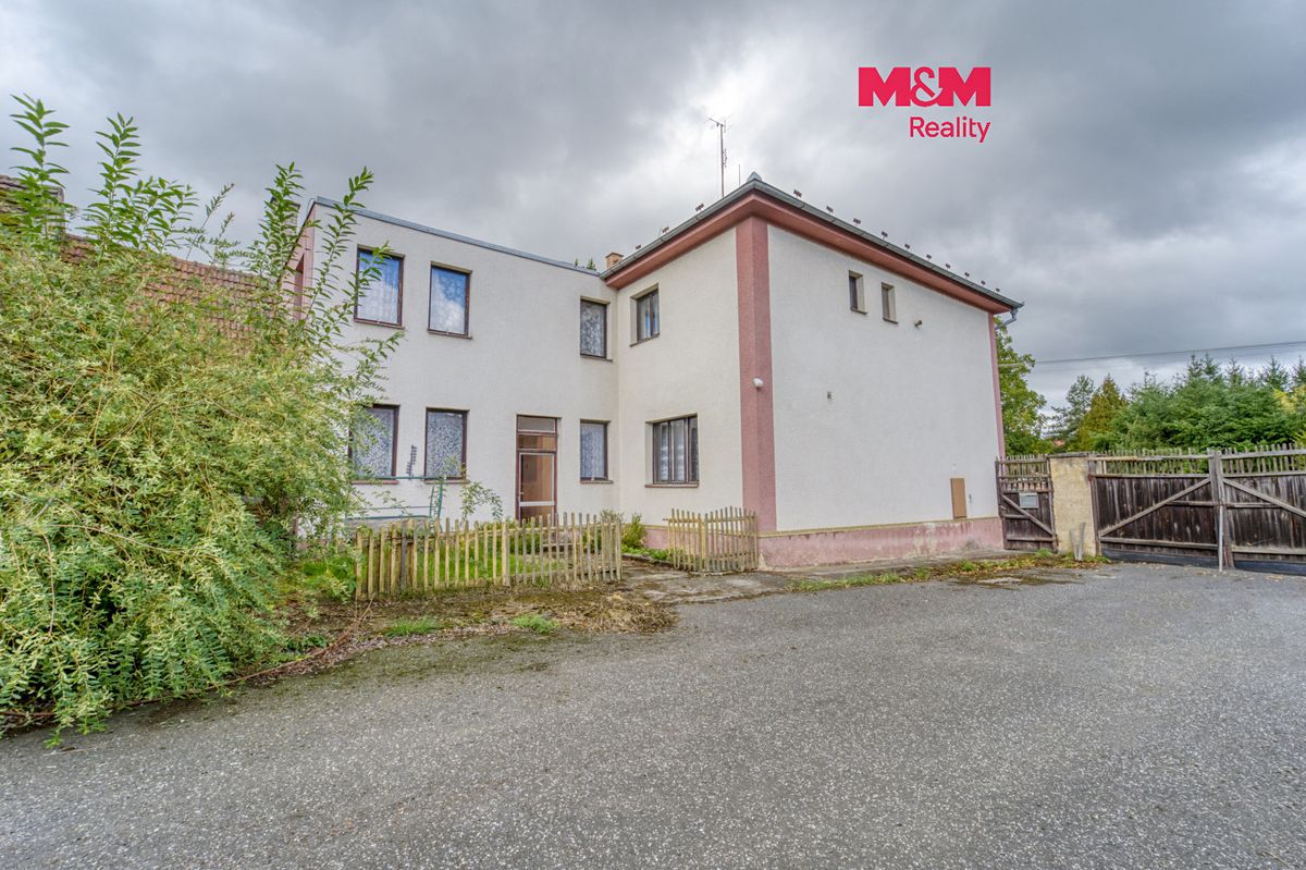 Prodej rodinného domu 315 m², pozemek 2690 m², Ježovy – fotka 1 z 3