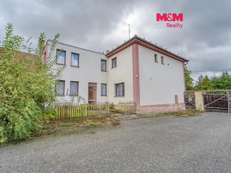 Prodej rodinného domu 315 m², pozemek 2690 m², Ježovy – náhled fotky 1