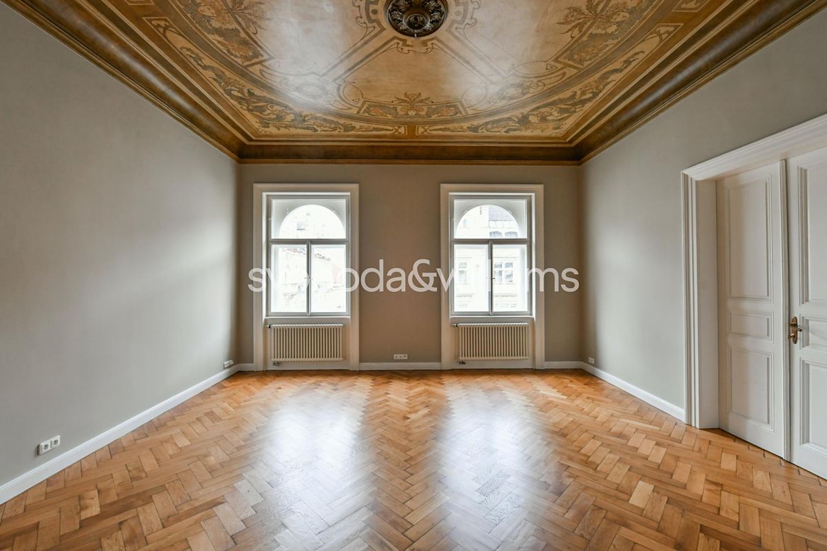 Pronájem bytu 6 pokojů a více 285 m² – fotografie 2