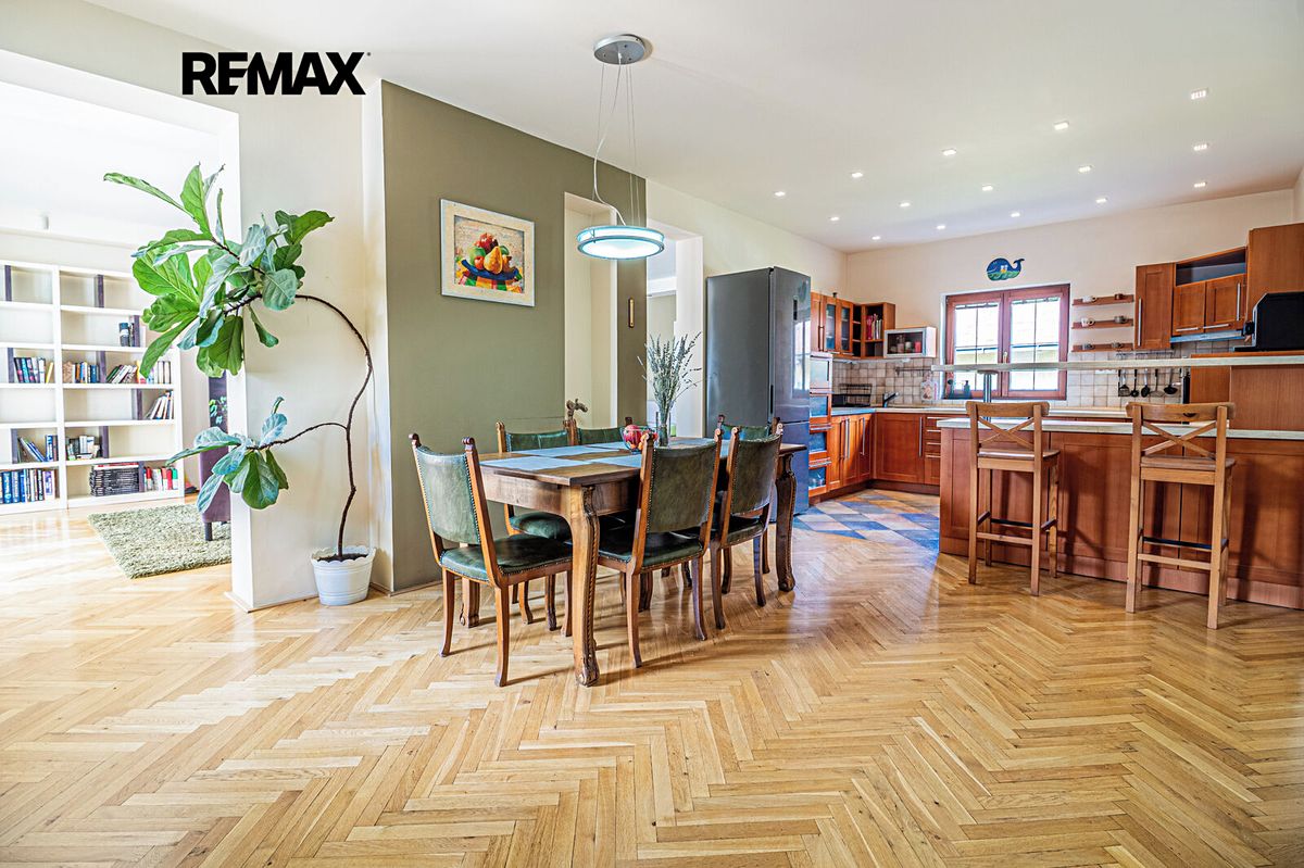 Pronájem rodinného domu 286 m², pozemek 721 m² – fotografie 3