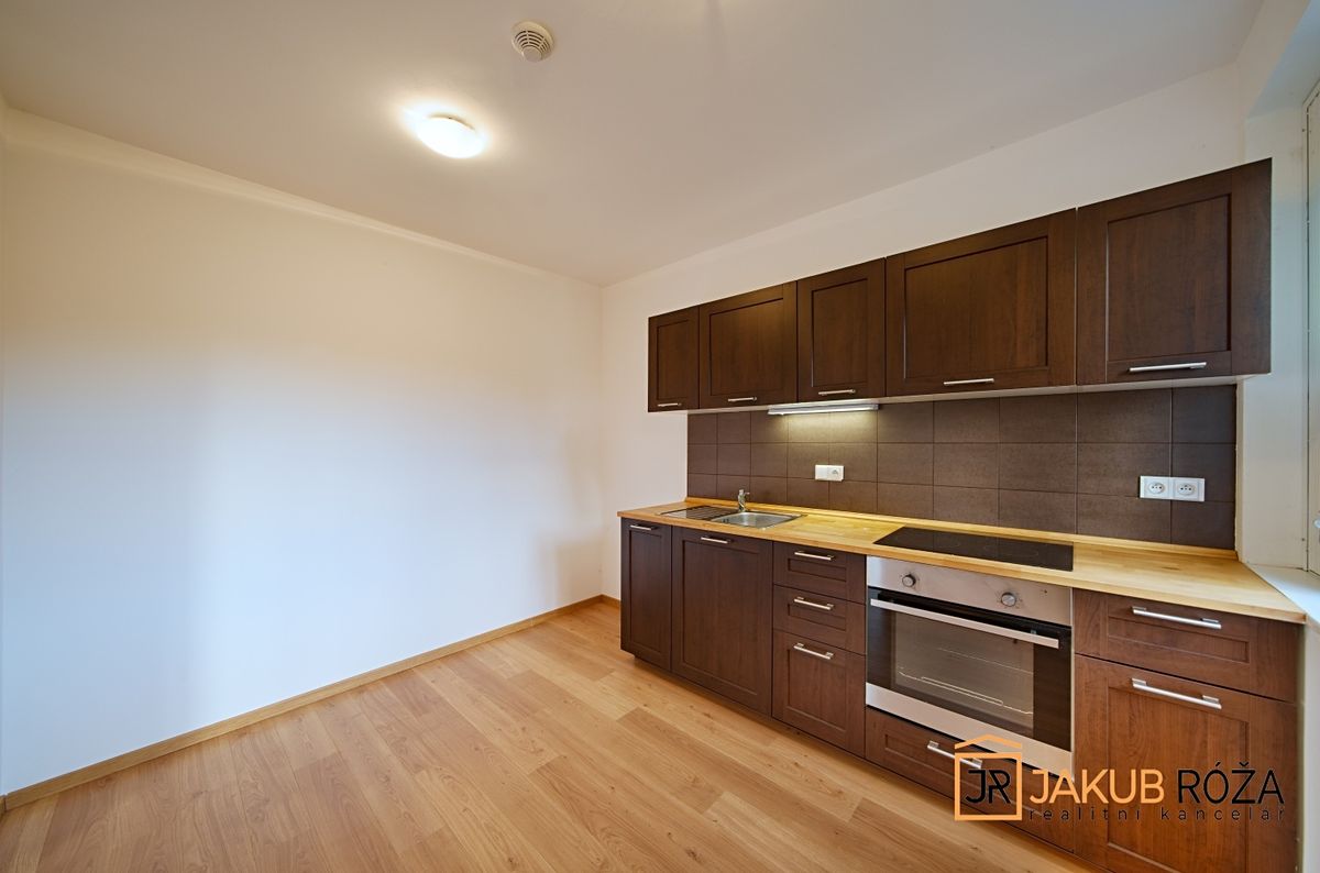 Prodej rodinného domu 219 m², pozemek 796 m² – fotografie 5