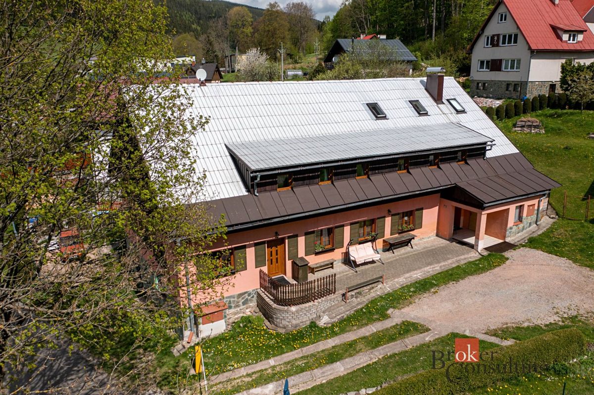 Prodej rodinného domu 620 m², pozemek 1366 m²