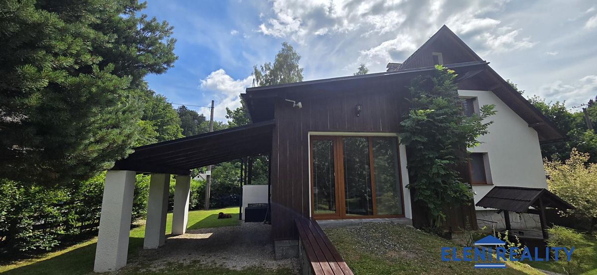 Prodej rodinného domu 320 m², pozemek 1160 m² – fotografie 2