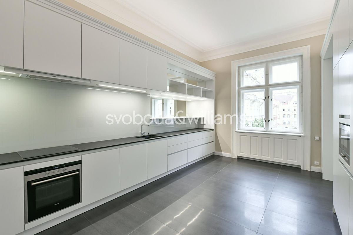 Pronájem bytu 6 pokojů a více 285 m² – fotografie 3