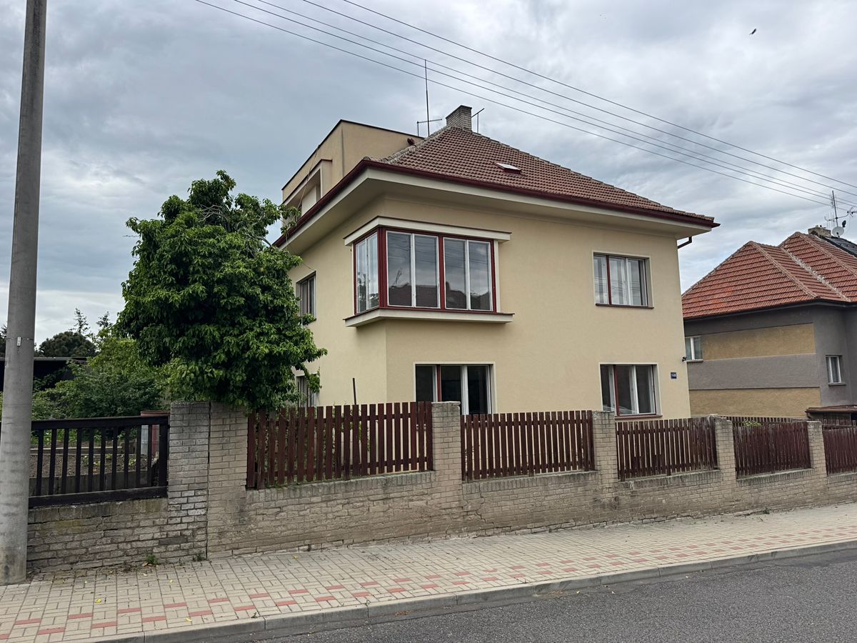 Prodej rodinného domu 320 m², pozemek 700 m²