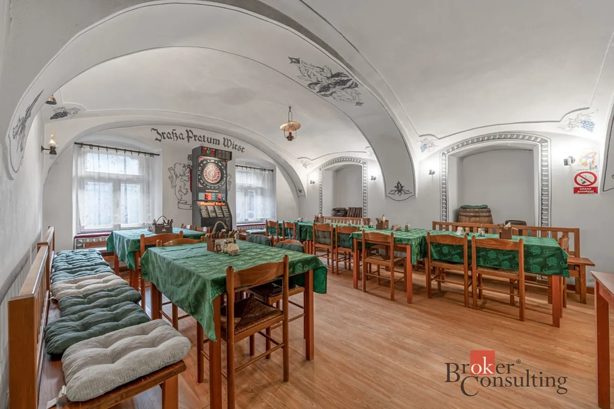 Prodej rodinného domu 688 m², pozemek 860 m²