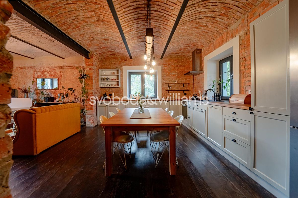 Prodej rodinného domu 301 m², pozemek 1028 m²