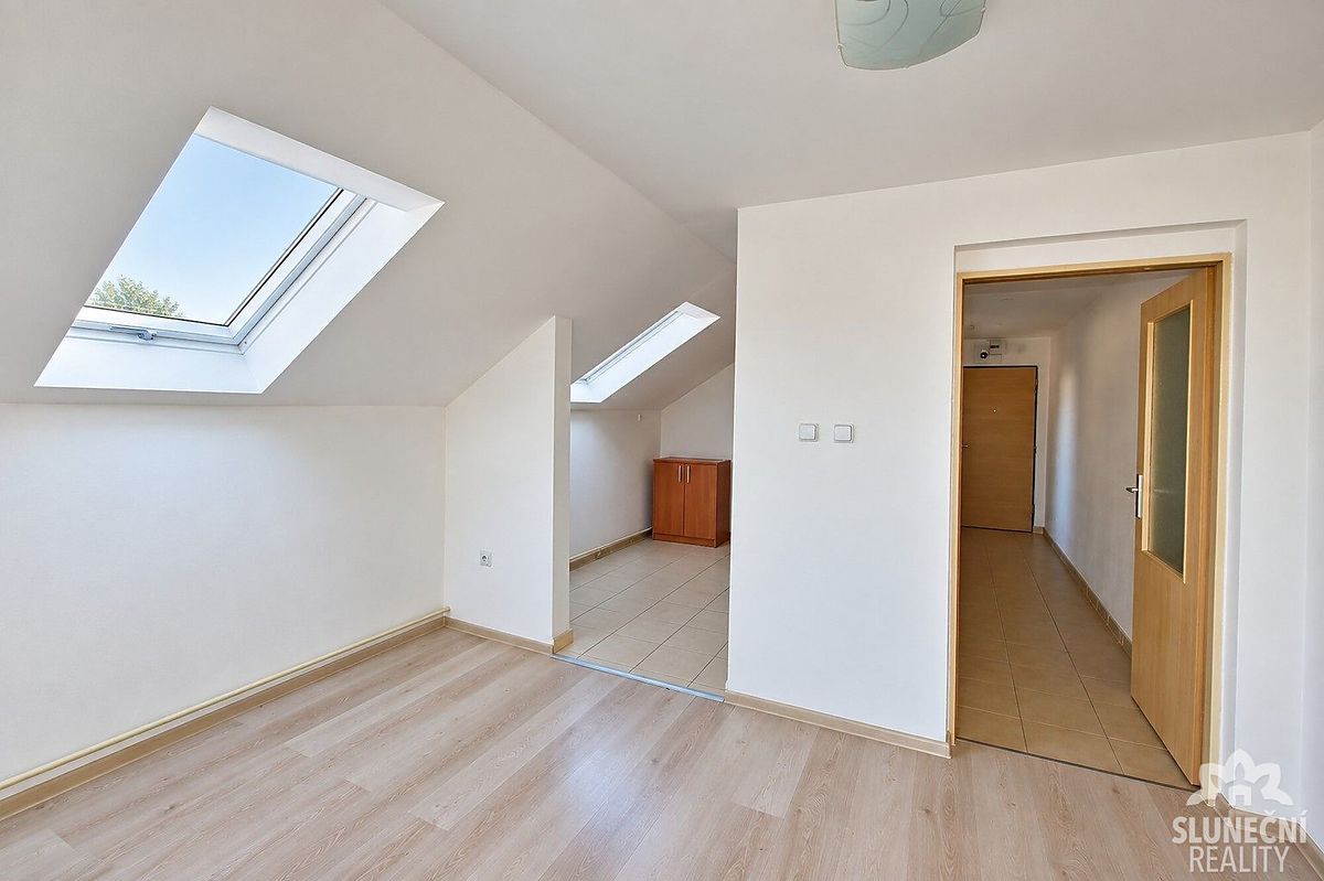 Pronájem bytu 2+kk 41 m² – fotografie 3