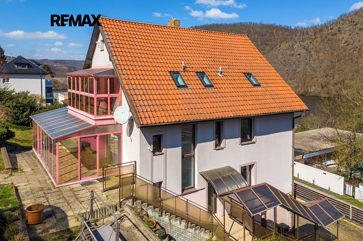 Prodej rodinného domu 300 m², pozemek 2121 m², Měchenice – fotka 1 z 3