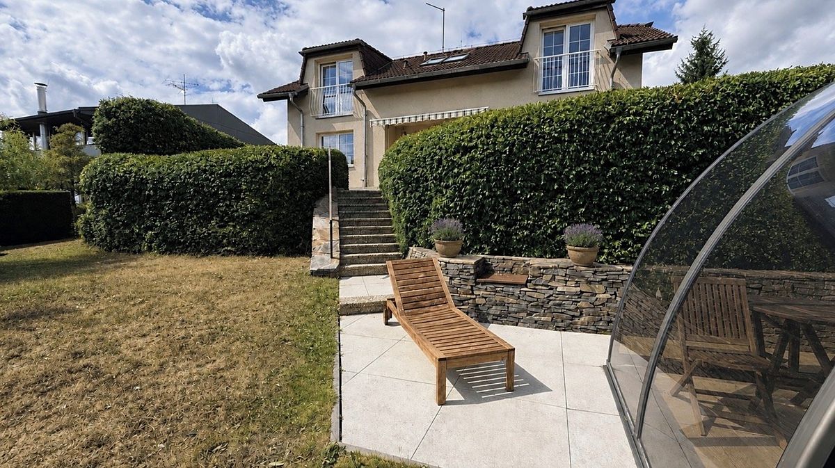 Pronájem rodinného domu 243 m², pozemek 1054 m²