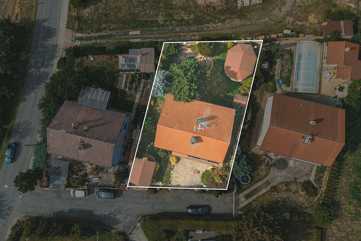 Prodej rodinného domu 240 m², pozemek 681 m² – fotografie 2
