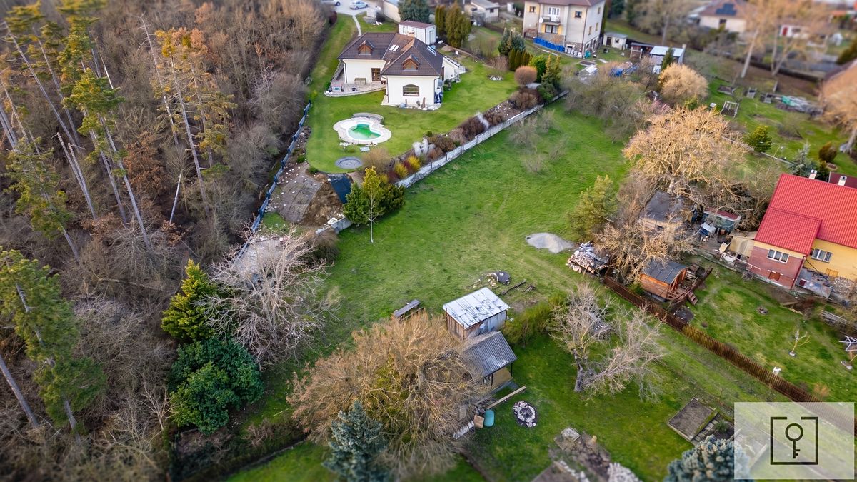 Prodej stavebního pozemku 1748 m² – fotografie 3