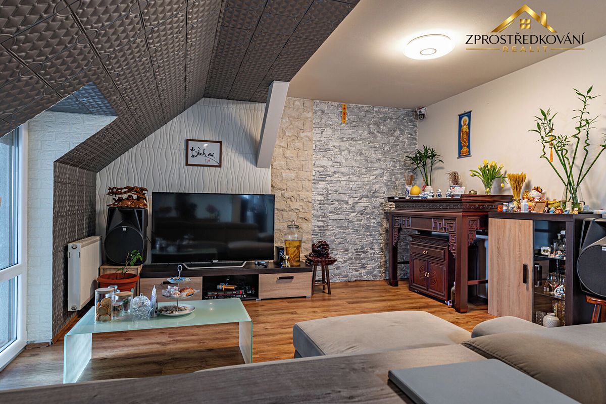 Prodej rodinného domu 229 m², pozemek 588 m² – fotografie 2