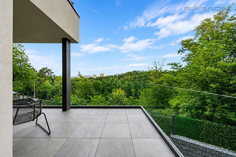 Prodej rodinného domu 304 m², pozemek 362 m² – fotografie 2
