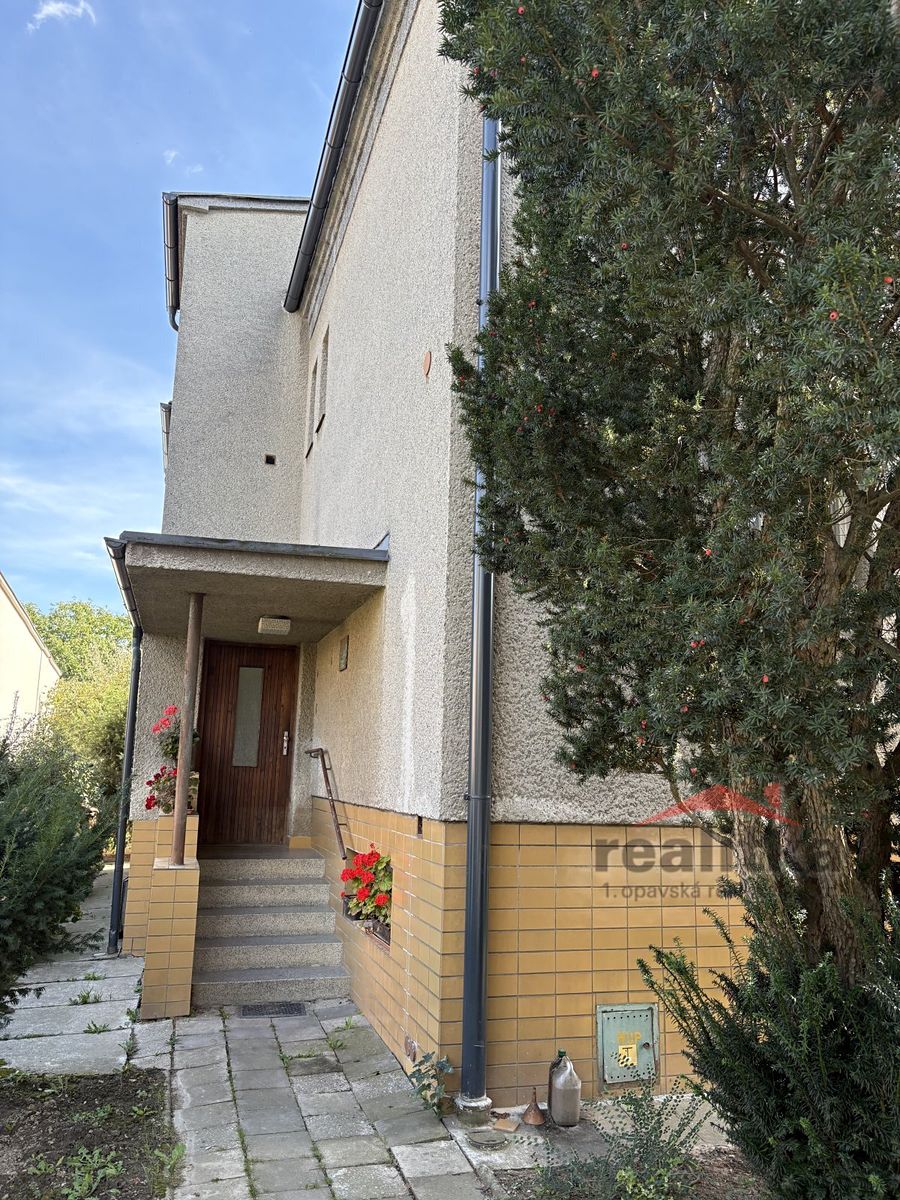 Prodej vícegeneračního domu 260 m², pozemek 961 m² – fotografie 2