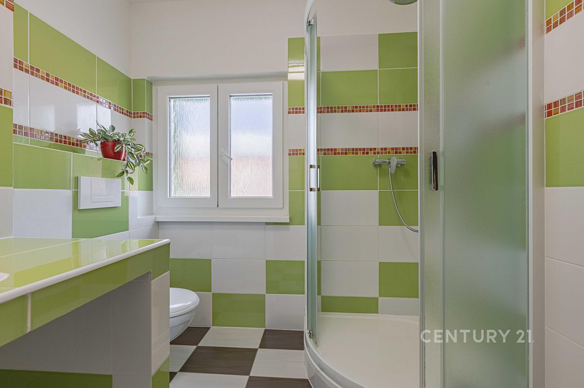 Prodej rodinného domu 200 m², pozemek 538 m² – fotografie 4