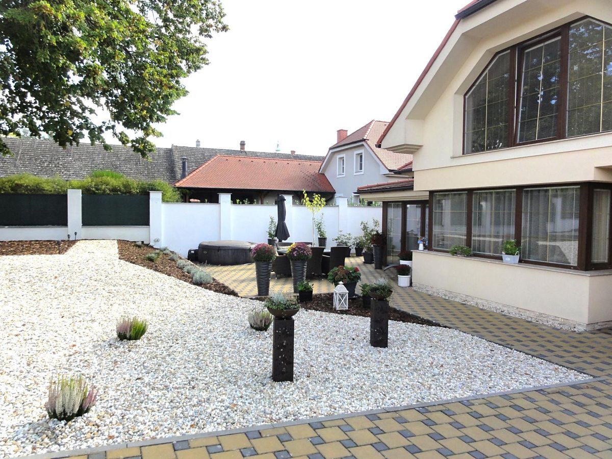 Prodej rodinného domu 251 m², pozemek 946 m² – fotografie 3