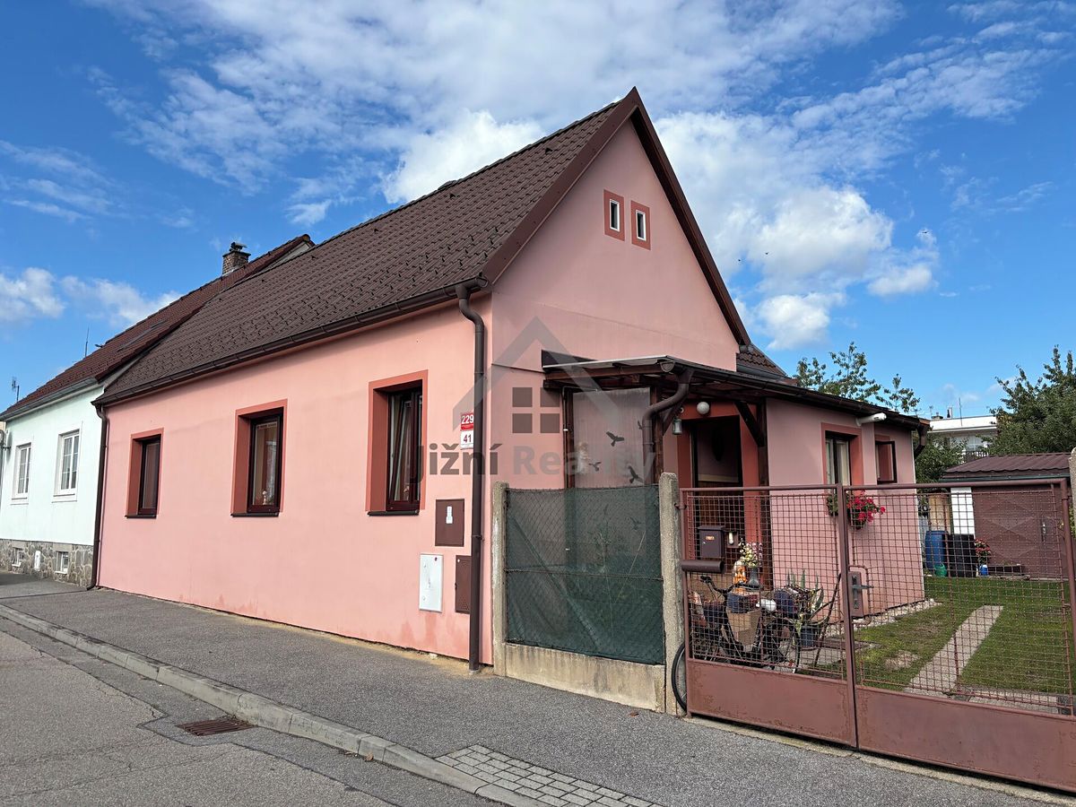 Prodej rodinného domu 120 m², pozemek 318 m² – fotografie 2