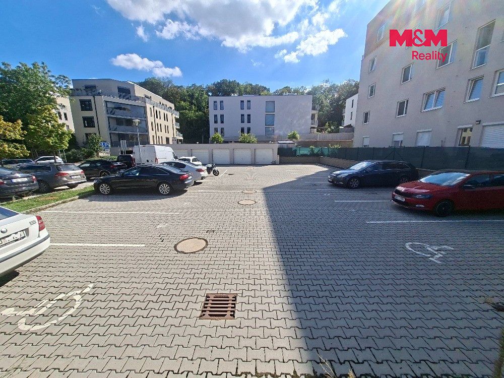 Pronájem garážového stání 13 m² – fotografie 2