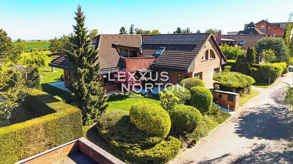 Prodej rodinného domu 343 m², pozemek 2363 m²