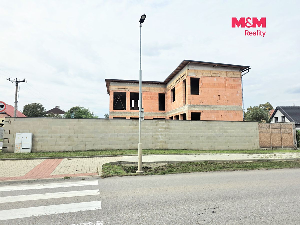 Prodej rodinného domu 289 m², pozemek 491 m² – fotografie 2