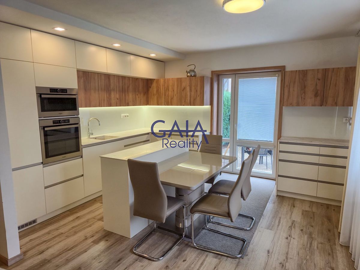 Prodej rodinného domu 222 m², pozemek 631 m² – fotografie 4