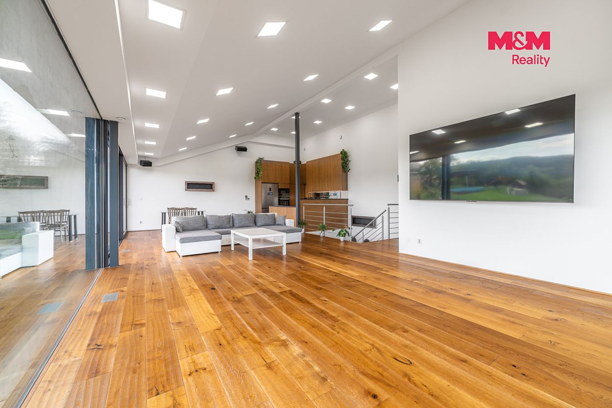 Prodej rodinného domu 292 m², pozemek 1697 m² – fotografie 3